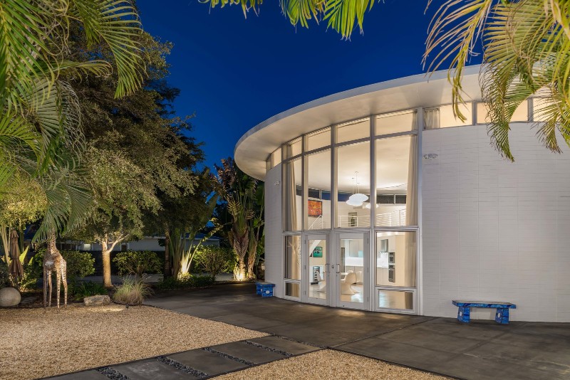 This Circular Modern Home in Florida is a Total Gem to
