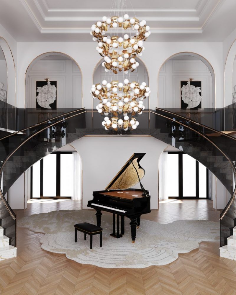 entryway with a piano with a filigree detail and two suspension lamps in gold